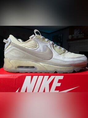 Nike Air Max 90 Terrascape
White Photon Dust
13M